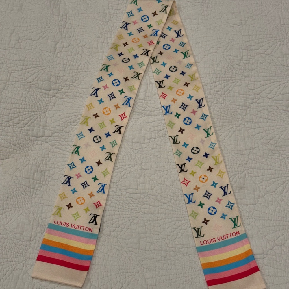 Louis Vuitton
Silk Multicolore Monogram Pattern Scarf